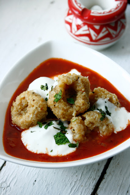 BULGUR-KÖFTE MIT TOMATEN-MINZ-SAUCE - Transglobal Pan Party