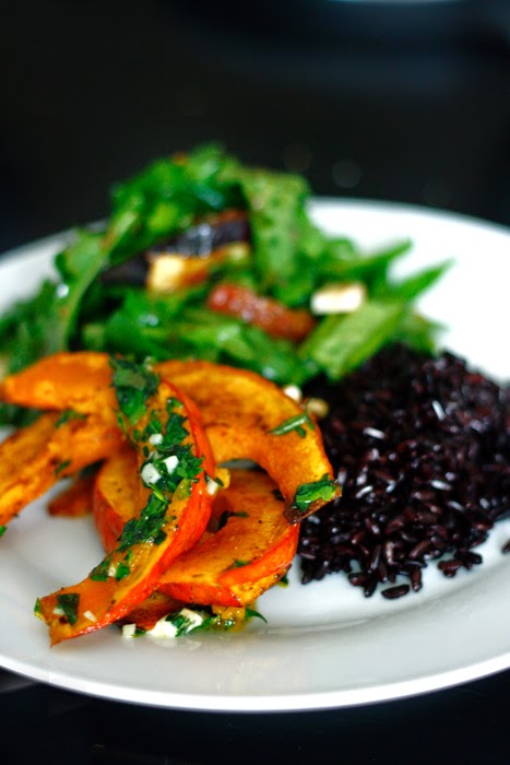 Ofenkürbis mit Rucola-Feigen-Salat und schwarzem Reis