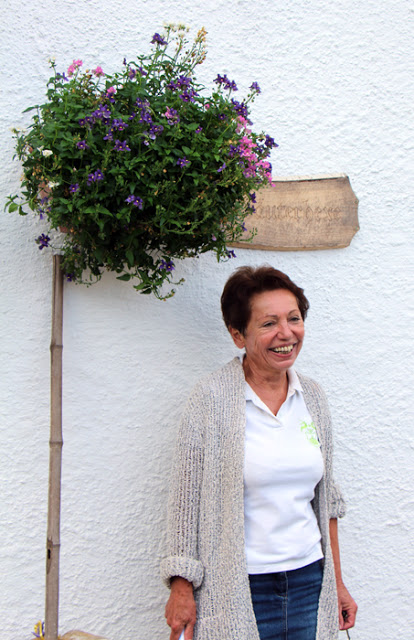 Kräuterhexe Renate vor ihrem Haus