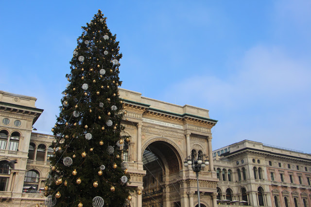 Galleria Vittorio Emanuele von außen - Weihnachtsbaum