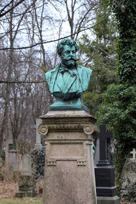 Büste an einem Grab am Südfriedhof München