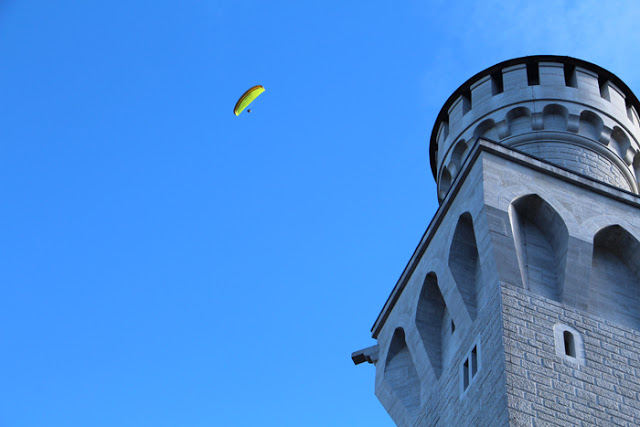 Paraglider über dem Schloss Neuschwanstein