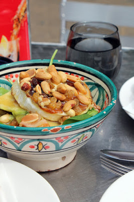 Salat mit Ziegenkäse, Spinat und Erdnüssen im Arte y Sabor