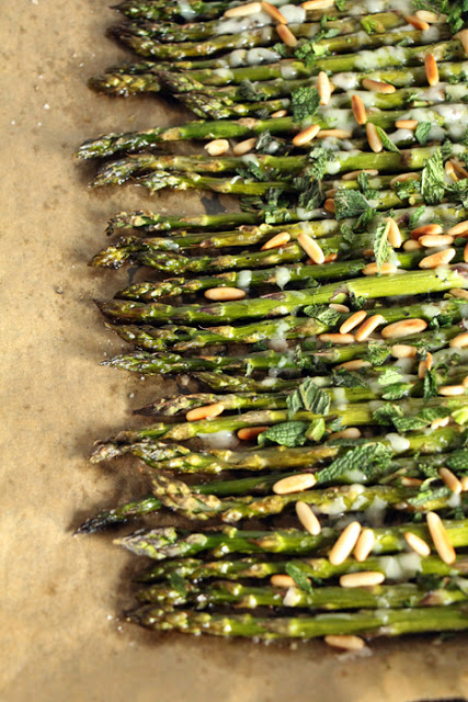 Grüner Spargel aus dem Ofen mit Minze, Parmesan und Pinienkernen