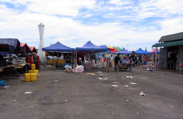 Müll am Hafen auf Borneo