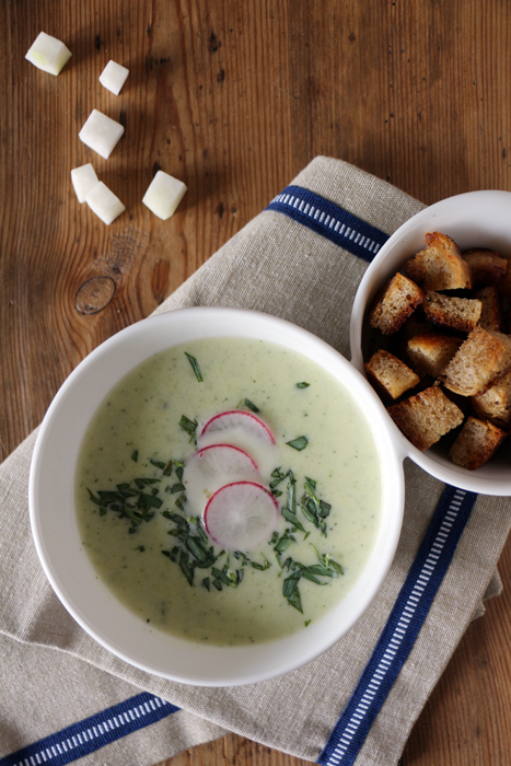 Kohlrabi-Zucchini-Suppe mit Croutons