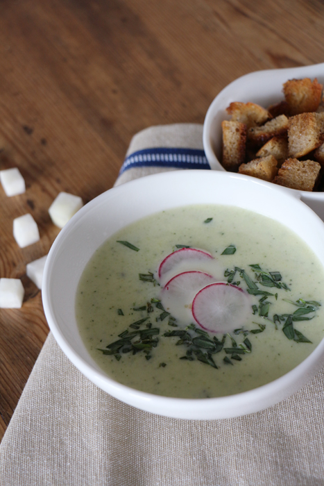 Kohlrabi-Zucchini-Suppe mit Croutons