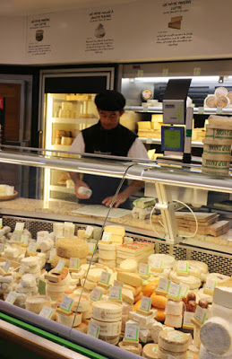 Fromagerie im Talensac Markt in Nantes