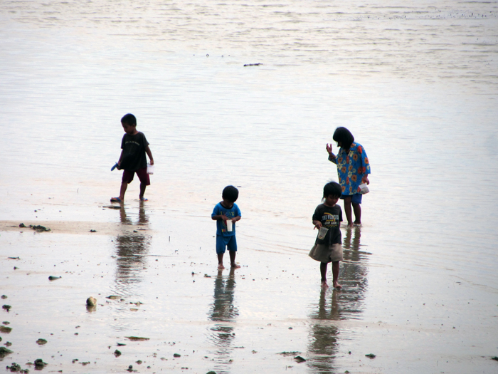 Kinder am Strand in Kinarut, Borneo