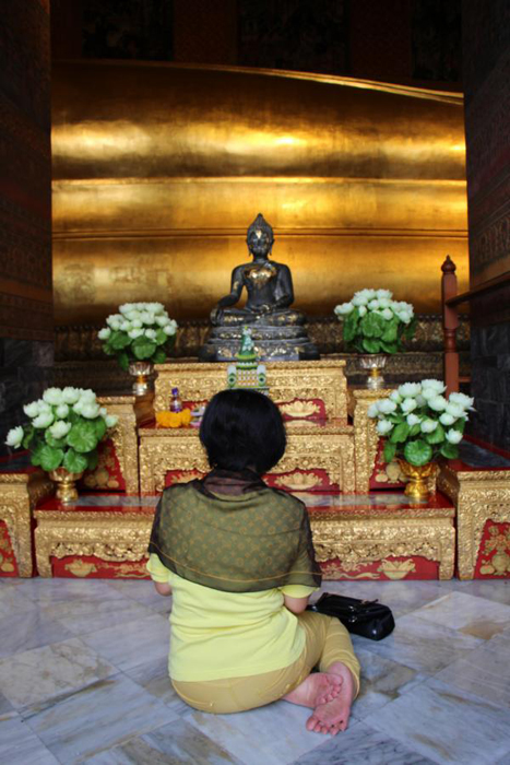 Frau im Wat Pho Tempel, Bangkok