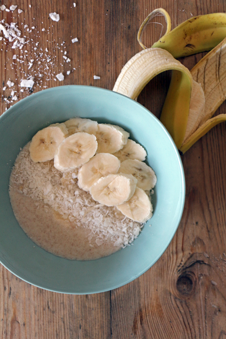 Kokos-Porridge mit Bananen