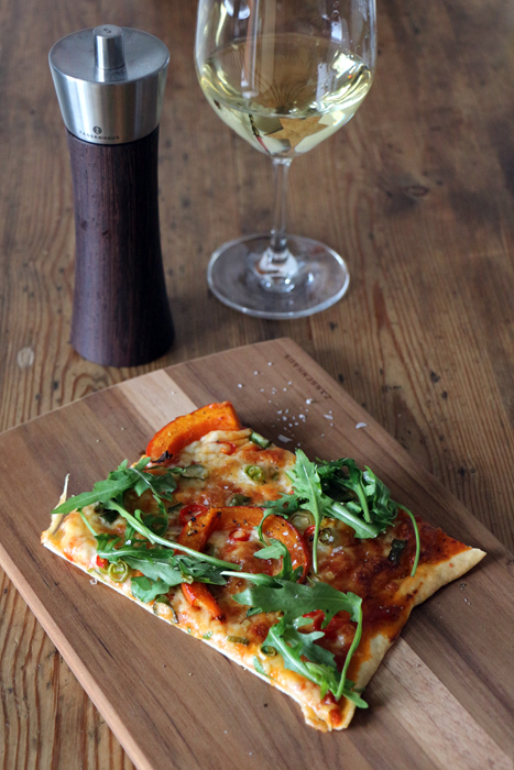 Pizza Mit Kurbis Chili Und Rucola Transglobal Pan Party