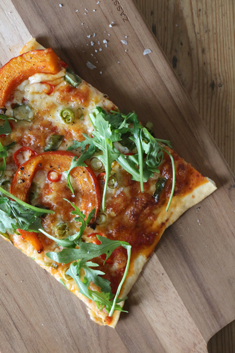 Pizza Mit Kurbis Chili Und Rucola Transglobal Pan Party