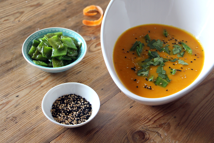 Zuckerschoten und Karotten-Ingwer-Suppe mit Sesam