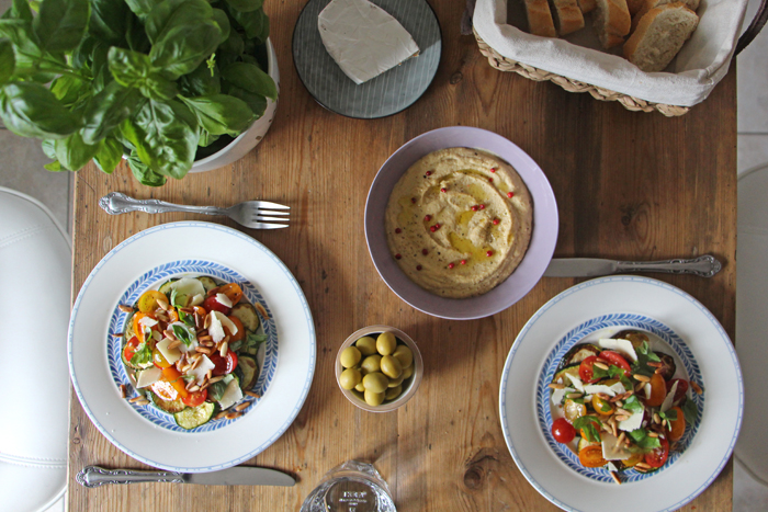 Antipasti Salat, Hummus, Oliven und Baguette