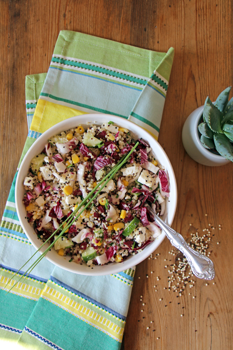 Quinoa-Salat mit Feta, Mais und Radicchio