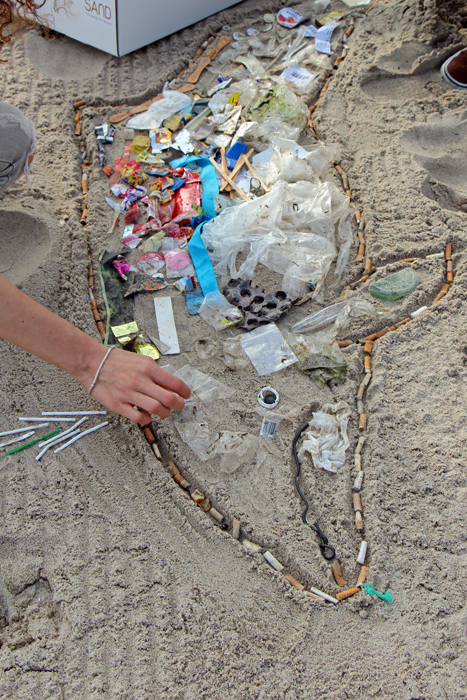 Beach Clean Up Kunstaktion: Schweinswal aus Müll