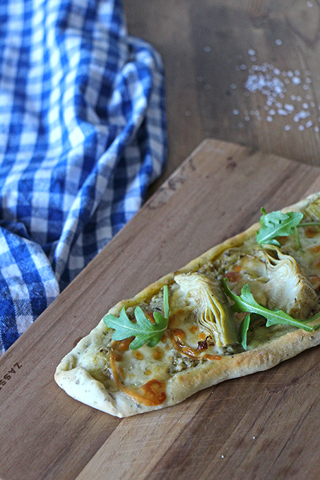 Pizza-Schiffchen mit Artischocken und Scamorza