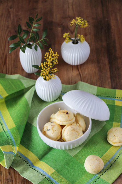 Macarons mit Kähler Hammershoi Bonbonniere und Vasen