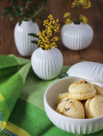 Macarons auf der Ostertafel mit Kähler Bonbonniere