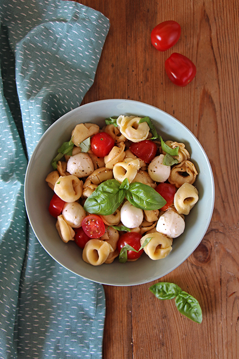 Tortellini-Salat Caprese mit Tomaten und Mozzarella
