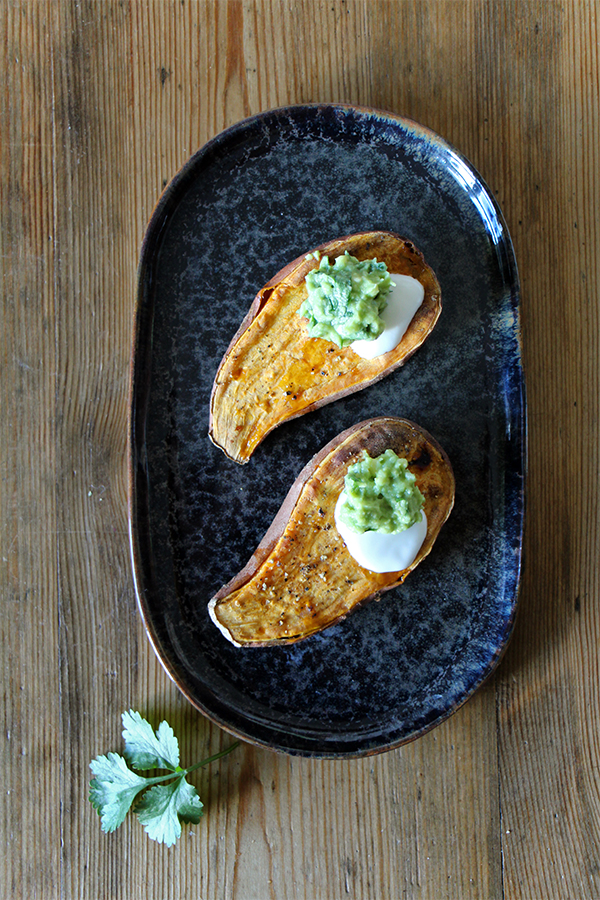 Vegane Ofen-Suesskartoffel mit zwei Dips