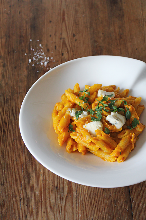 Kürbis-Pasta mit Gorgonzola und Kräutern