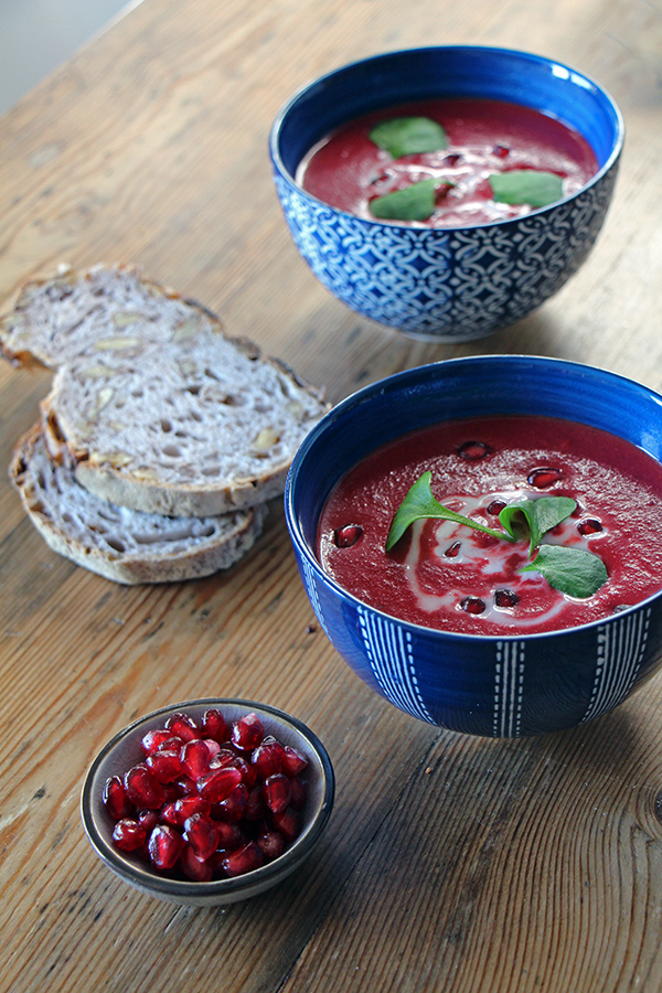 Granatapfel auf Rote-Bete-Suppe mit Kokosmilch