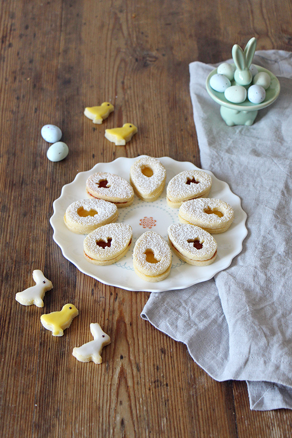 Osterkekse mit Hase und Küken Motiv für den Osterbrunch