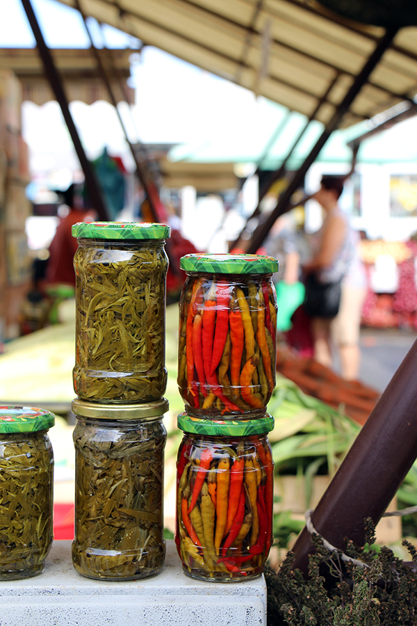 Eingelegtes Gemüse auf einem Markt in Brasov, Rumänien