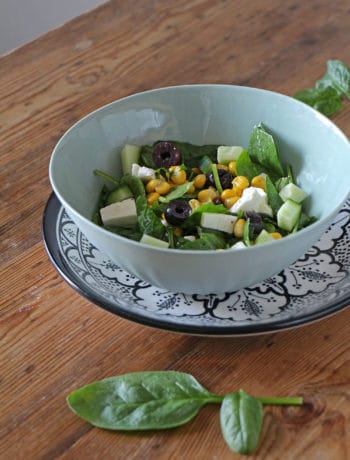 Einfacher Spinatsalat mit Feta, Mais und Oliven