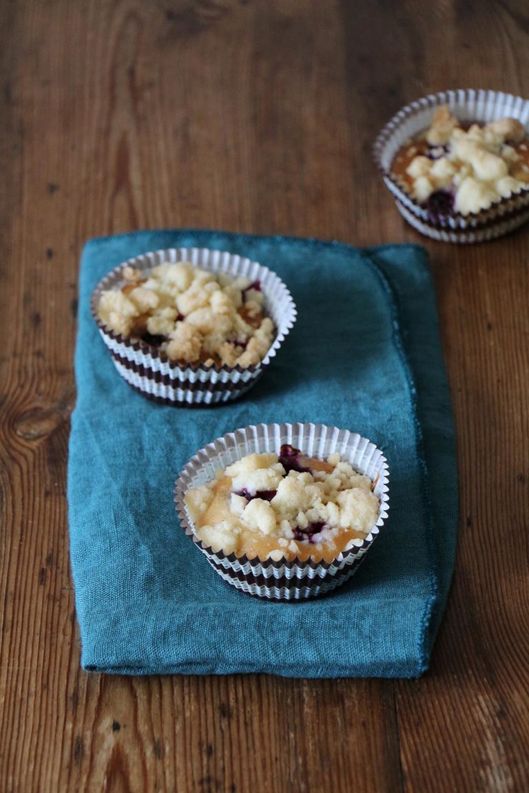 BLAUBEER-MUFFINS MIT STREUSELN - Transglobal Pan Party