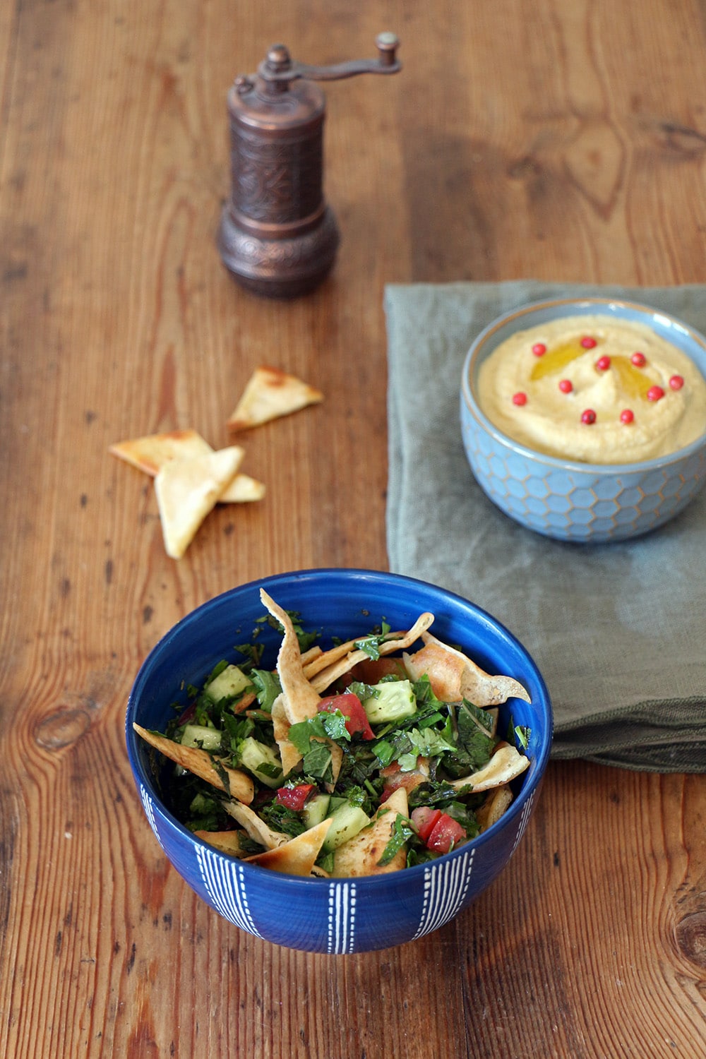 Fattoush und Hummus - Salat mit Fladenbrot